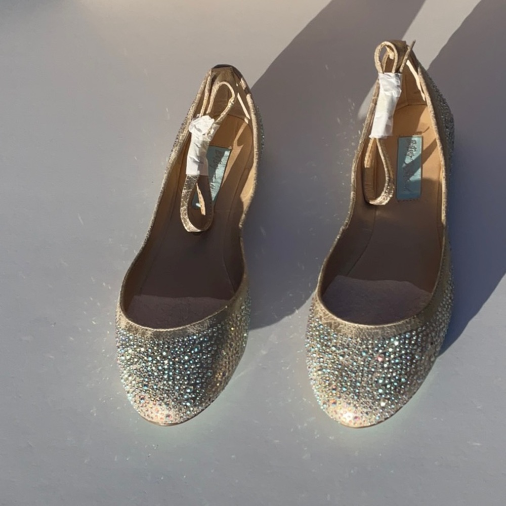 Women’s flats gold sparkle size 6.5